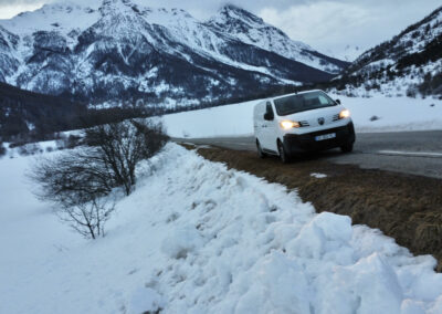 van roulant de nuit à la montagne