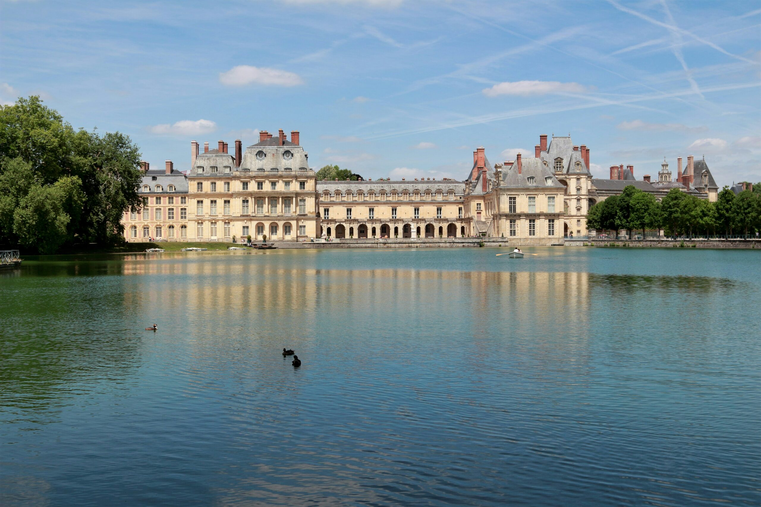 sejour-en-van-proche-de-paris Château de Fontainebleau bordé d'une étendue d'eau
