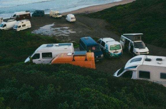 vans aménagés stationnés en bord de littoral