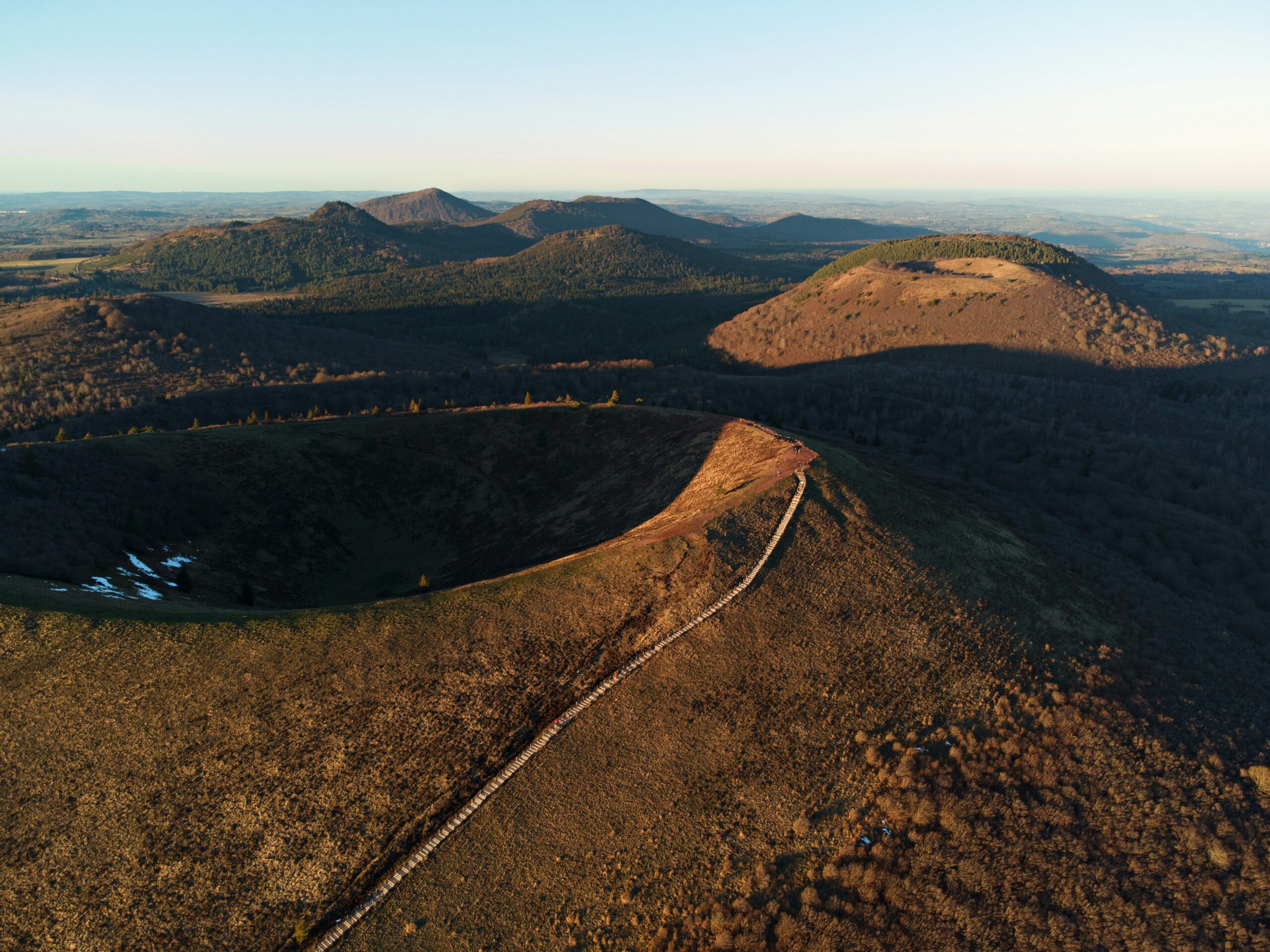 ou-partir-pour-un-road-trip-en-van à la découverte des volcans d'auvergne en van aménagé