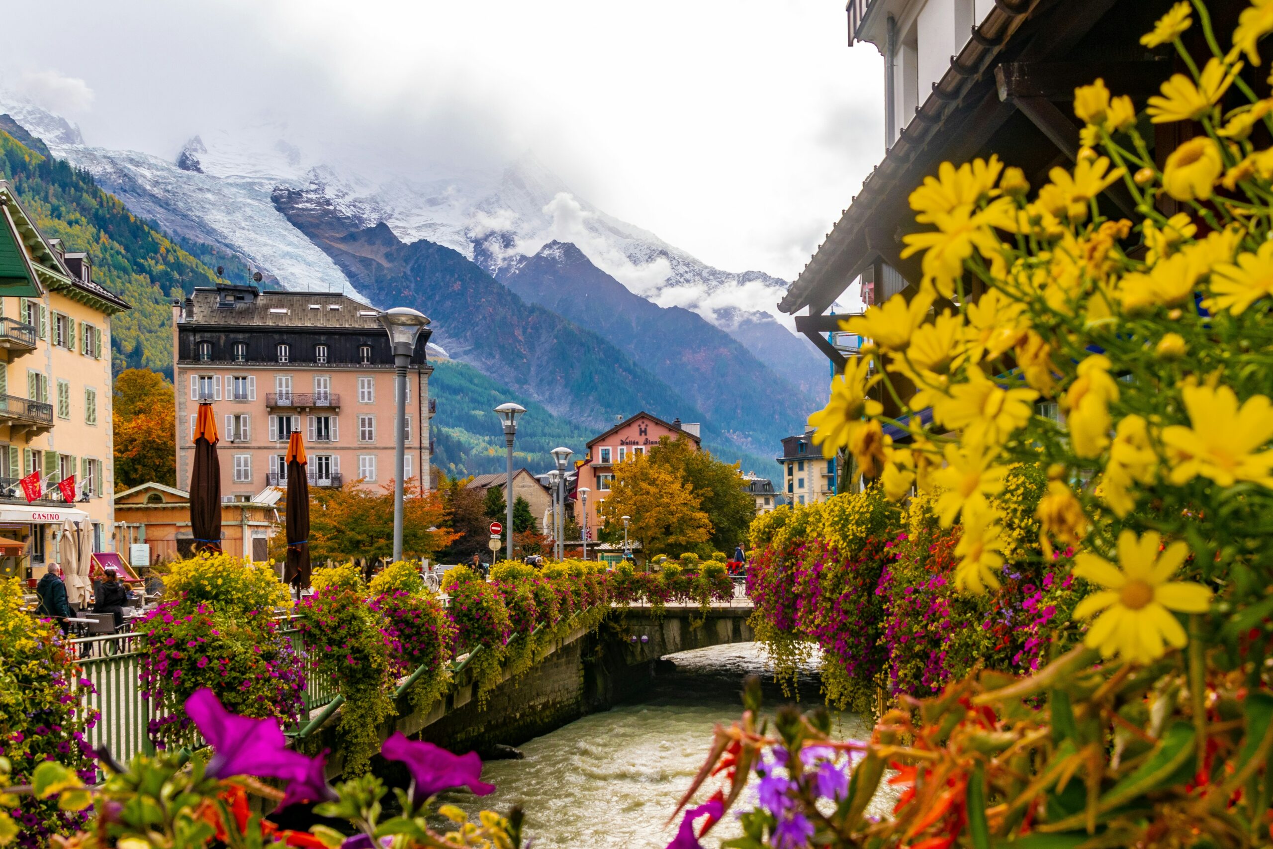 ville de Chamonix dans les Alpes